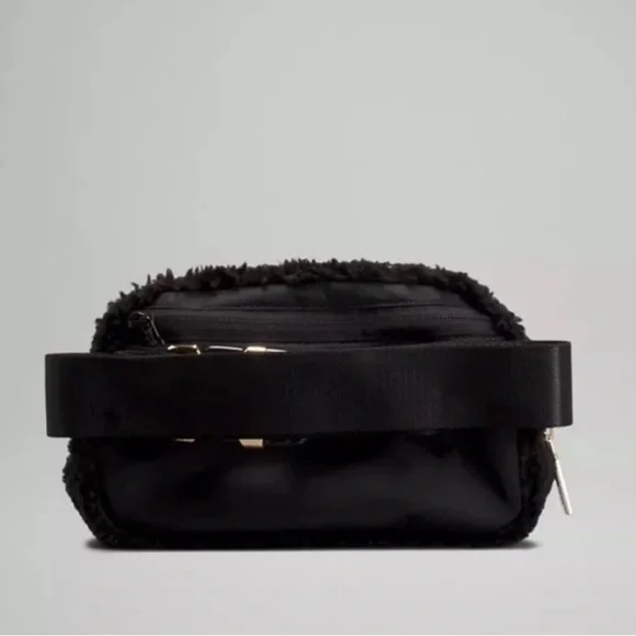 NWT Lululemon everywhere belt bag fleece black - Picture 4 of 7